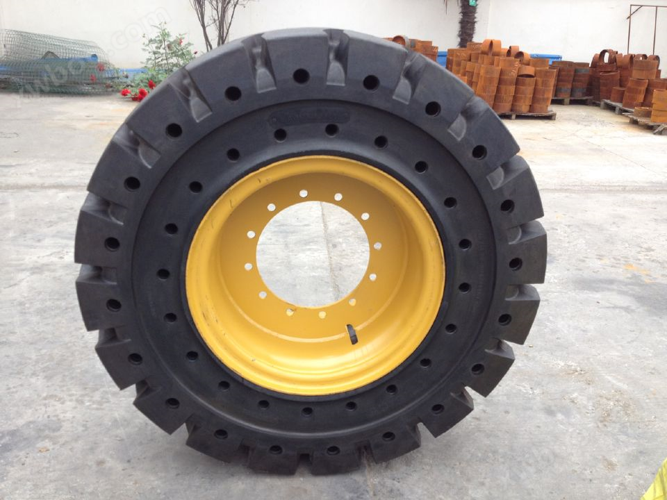 17.5-25 tyre with rim-1.png